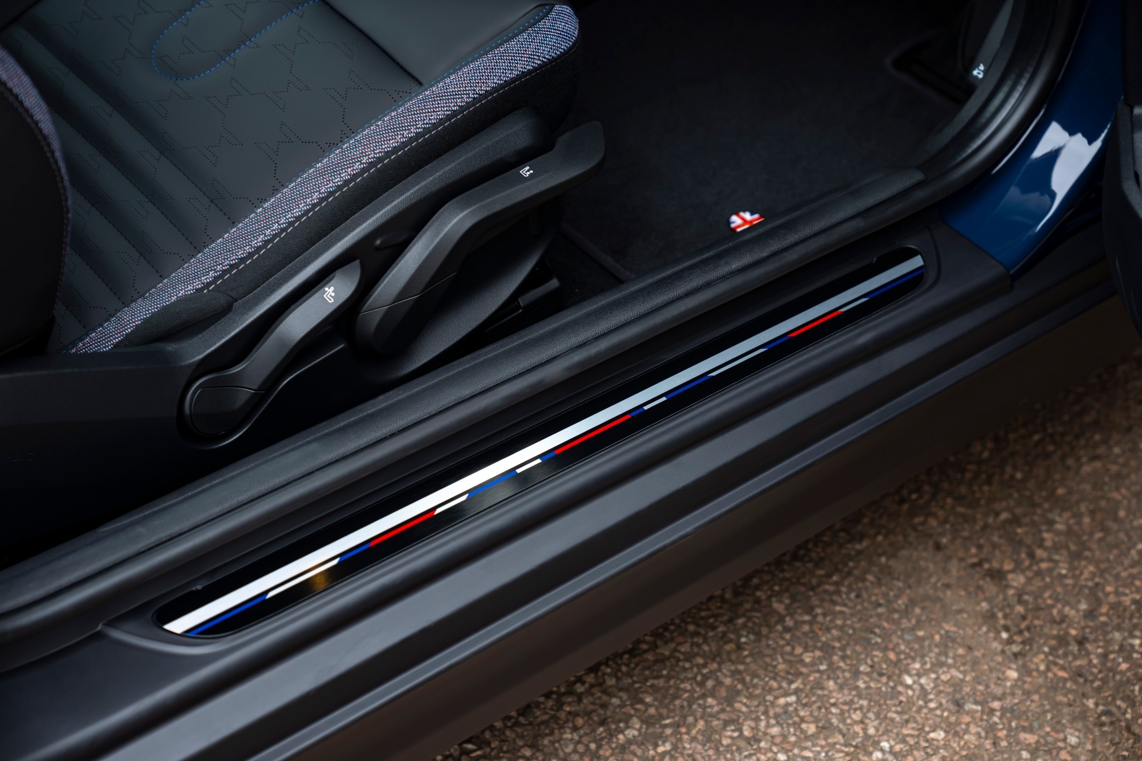 Detalhe da soleira da porta e do tapete do MINI Cooper Oxford Edition, com elementos nas cores da Union Jack